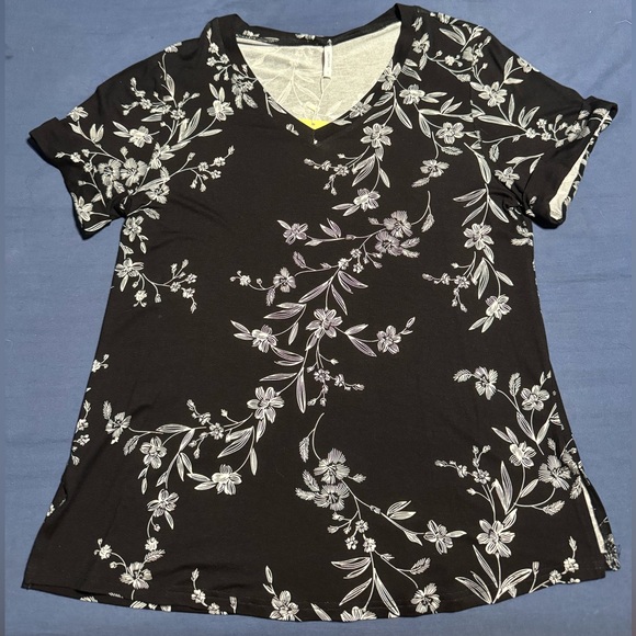 Floral Black and White Women's Top - Picture 1 of 5